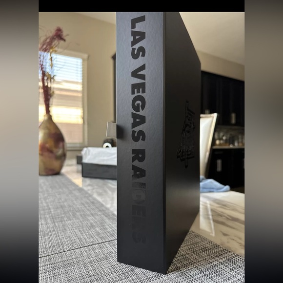 Las Vegas Raiders 2020 Allegiant Stadium Inaugural Season Ticket Gift Box - Picture 6 of 16